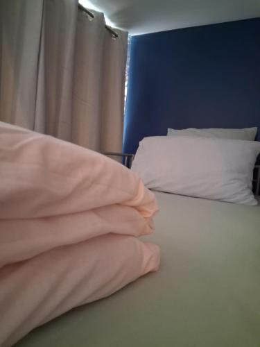 Male shared room daily stay from 8pm-10am in Bobigny