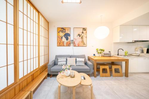 XuRi - East-Aesthetic Downtown Dwelling with Multi-Guest Capacity - image 2