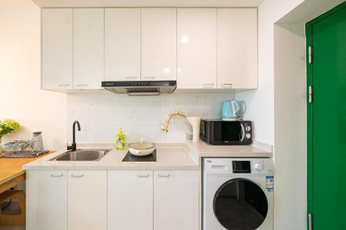 XuRi - East-Aesthetic Downtown Dwelling with Multi-Guest Capacity, Shanghai (foto 10)