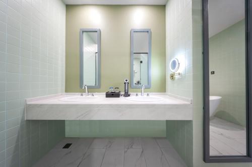 YANG TRAVEL Hotel 重庆解放碑洪崖洞店 - image 3