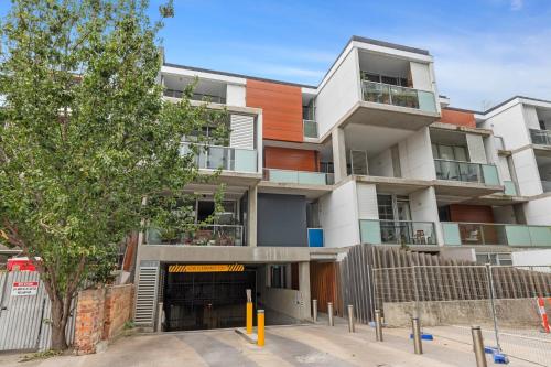 Fitzroy North 1-Bed with Balcony by Edinburgh Park in Carlton