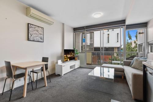 Fitzroy North 1-Bed with Balcony by Edinburgh Park in Carlton