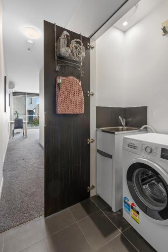 Fitzroy North 1-Bed with Balcony by Edinburgh Park in Carlton