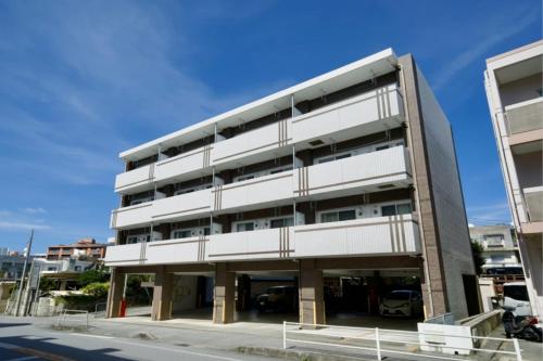 Unterkunft von außen, Luana Lea Karate Kaikan Mae in Tomigusuku