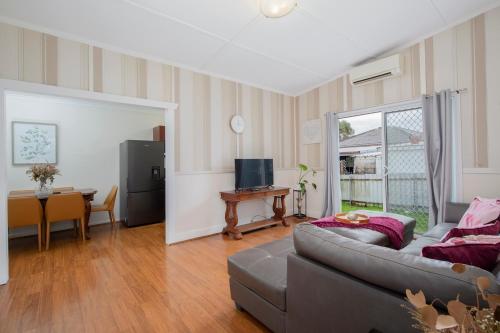Annie's Cottage - Relaxed Stay in Lake Macquarie in 查爾斯鎮