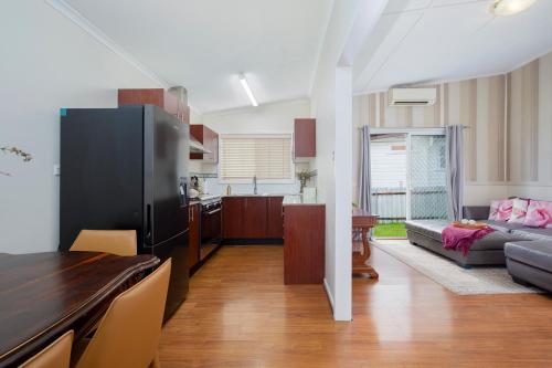 廚房, Annie's Cottage - Relaxed Stay in Lake Macquarie in 查爾斯鎮