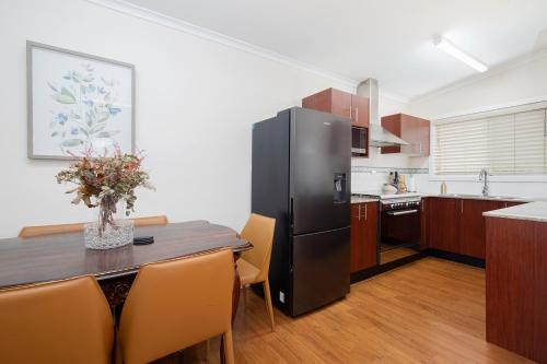 廚房, Annie's Cottage - Relaxed Stay in Lake Macquarie in 查爾斯鎮