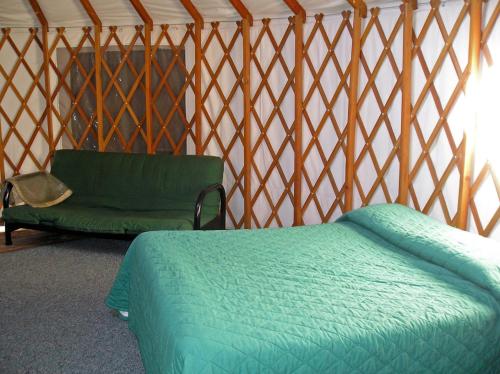 Yosemite Lakes Hillside Yurt 14 - image 8
