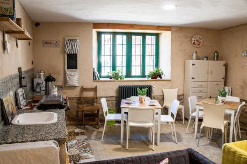 Koplietošanas atpūtas telpa ar TV, Hotel Rural Casa Indie in Santa Colomba De Somoza