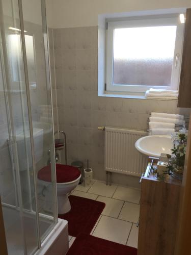 Bathroom, Boulevard Apartment in Raunheim