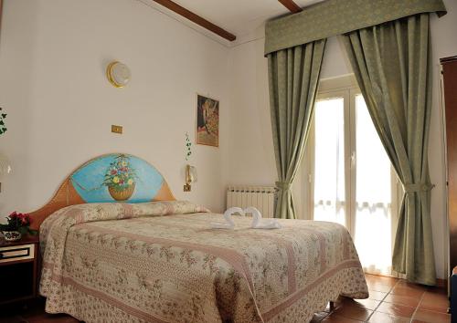 1 queen bed, 1 twin bed