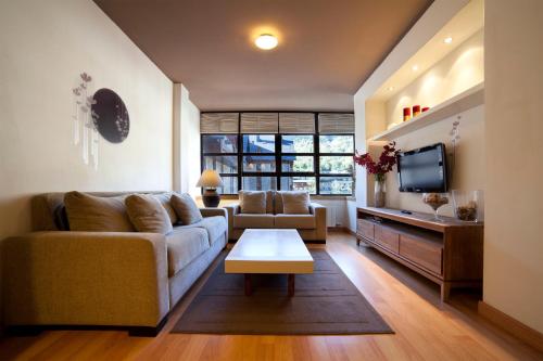 Deluxe One-Bedroom Apartment