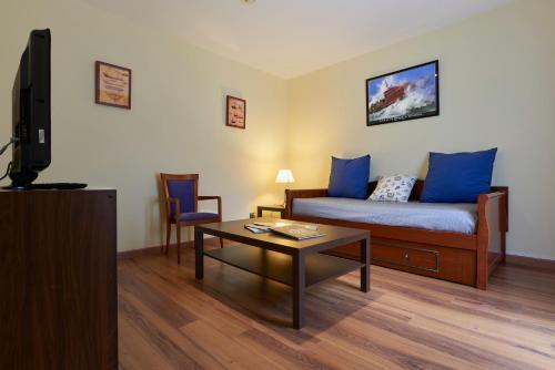 1 double bed, 2 twin beds