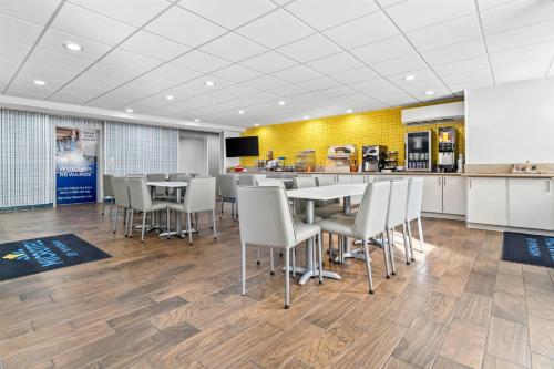 อาหารและเครื่องดื่ม, ไมโครเทล อินน์ แอนด์ สวีท บาย วินด์แฮม ซอลส์บรี (Microtel Inn & Suites by Wyndham Salisbury) in ซาลิสบิวรี (MD)