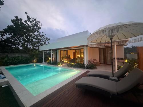Summa Villa - Tropical 2BR Villa w Big Pool – khách sạn tại Selong Belanak
