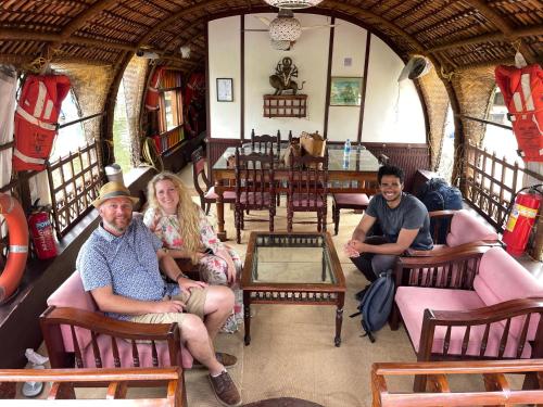 Thara's Houseboat - image 2
