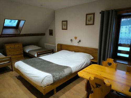 1 queen bed, 2 twin beds