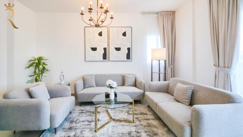 Al Reef 3BR - Chic Poolside Luxe Retreat – khách sạn tại Sân bay quốc tế Abu Dhabi