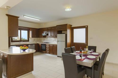 Villa Cypria Maria by Villa Plus, Peyia (Foto 3)