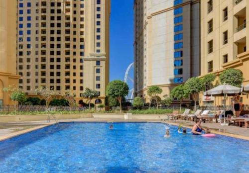 HiGuests - Fancy 1BR Apt With Aerial Marina Views in JBR, Dubái