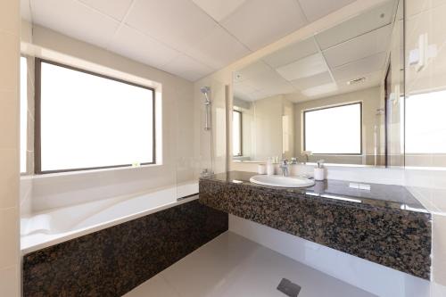 Luxe 2BR Dubai Retreat with Ain Dubai View for 6 guests, Dubai (photo 3)