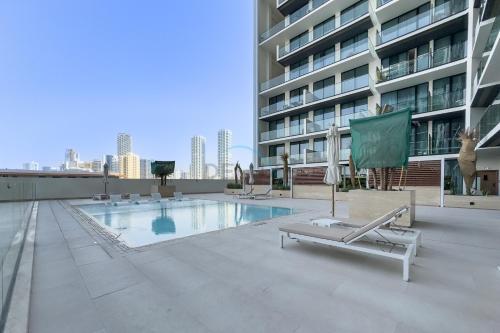 Near Gadaf Community Park, Few Minutes Walk to Circle Mall, Short Drive to Dubai Miracle Garden and Butterfly Garden - Binghatti Amber, JVC by Deluxe Holiday Homes, Dubai (foto 10)