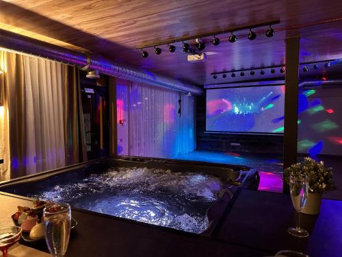 Skyhouse SPA Cinema and Party apartment, Riga (Foto 2)