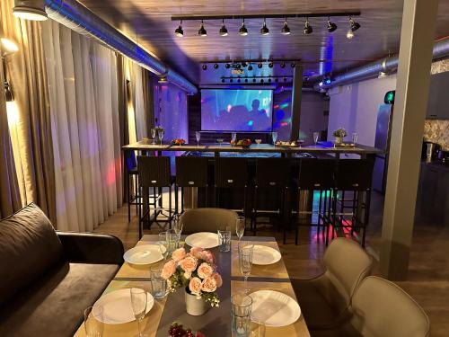 Skyhouse SPA Cinema and Party apartment, Riga (Foto 4)