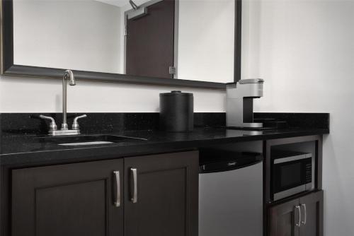 Hampton Inn & Suites Tupelo/Barnes Crossing - image 11