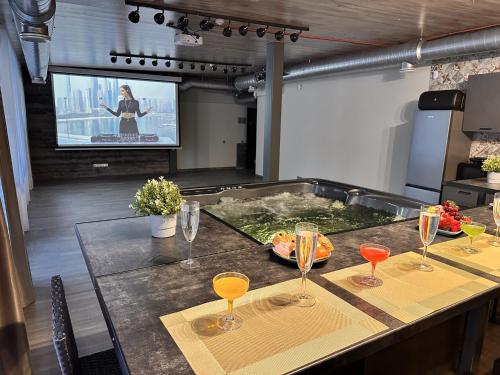 Skyhouse SPA Cinema and Party apartment, Riga (Foto 10)