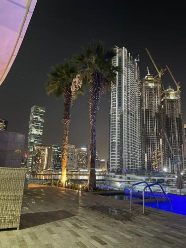DAMAC - Bays Edge 1BR - Burj Khalifa Views & Pool, Dubái