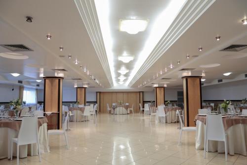 Perla Hotel e Garden - Free Parking and Pool - Open area with Beautiful view of the Landscape 5
