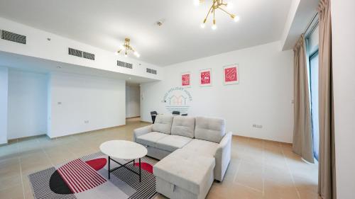 Yogi - 1BR Dual Balcony Marina and Sea View JBR, Дубай