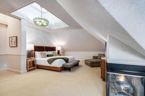 1 king bed, 1 twin bed