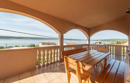 Cozy Apartment In Maslenica With Wifi - Location saisonnière - Šarić