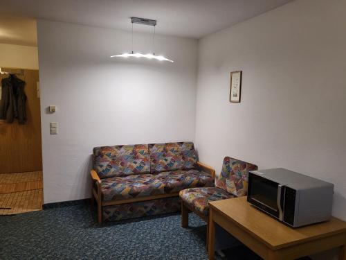 Zimmer mit Küchenzeile in einer abgelegenen ehemaligen Hotelanlage, Vohenstrauß (Foto 5)