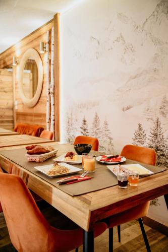 อาหารและเครื่องดื่ม, Hotel Les Cimes in เมอเชฟ