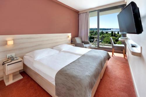2 twin beds, 1 sofa bed