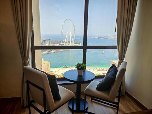 Deluxe Spacious 2BR on JBR Beach, Full Dubai Eye and Panoramic Sea Views - By Sunkised Holiday Homes, Dubaj