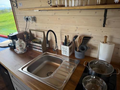 Maringotka Květuška ubytování na farmě (Maringotka Kvetuska ubytovani na farme) in Frydstejn