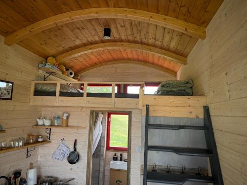 Maringotka Květuška ubytování na farmě (Maringotka Kvetuska ubytovani na farme) in Frydstejn