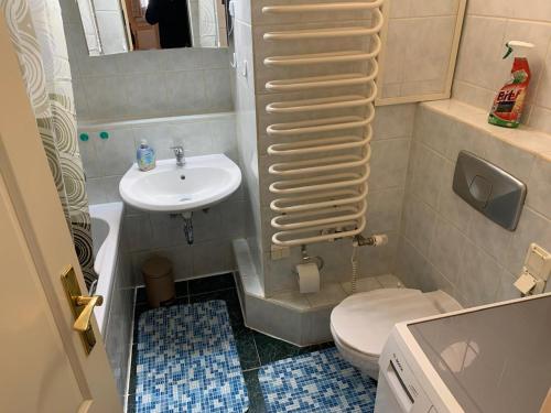 Unterkunft in Schwerin, Ferienwohnung, möbliert f 4 Personen (Unterkunft in Schwerin, Ferienwohnung, mobliert f 4 Personen) in West-stadt