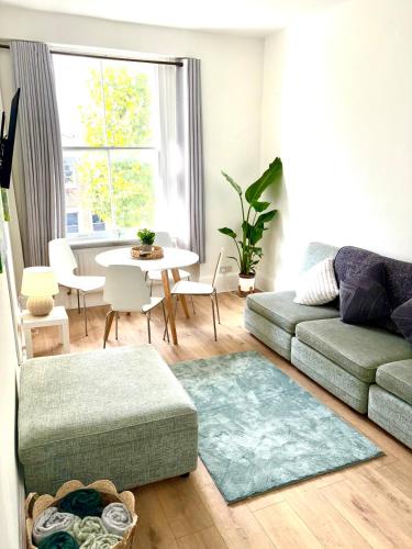 Bright & modern Notting Hill 3BR Apartment