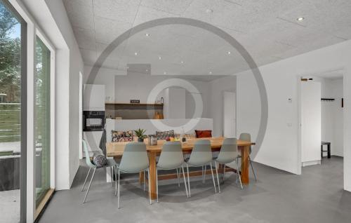 cuina, 4 Bedroom Awesome Home In Thyholm in Thyholm