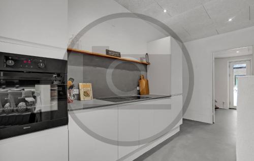 cuina, 4 Bedroom Awesome Home In Thyholm in Thyholm