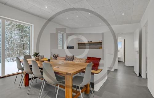 cuina, 4 Bedroom Awesome Home In Thyholm in Thyholm