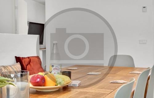 cuina, 4 Bedroom Awesome Home In Thyholm in Thyholm