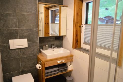 淋浴間, Ferienwohnung Rohrmoser mit 1 Schlafzimmer in 許奇拉格