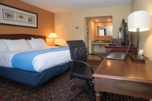 Colonnade Inn - Accommodation - Lyndonville