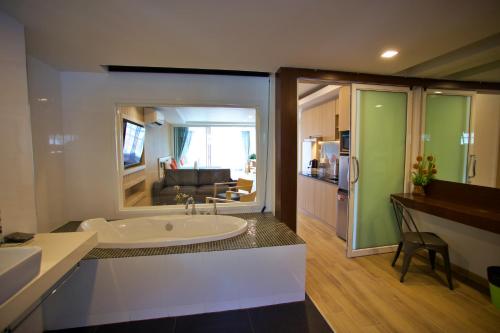 room detail thumbnail 2